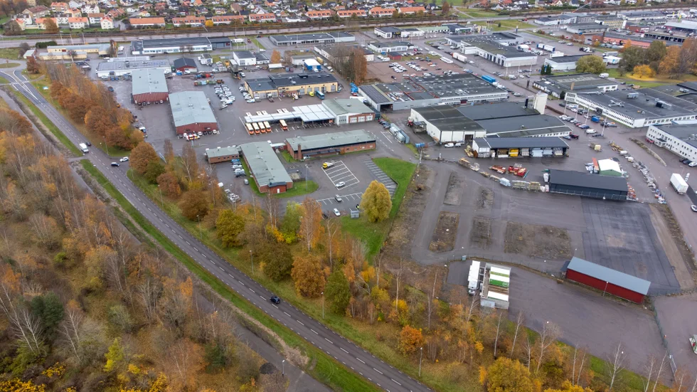 Det nya bussgaraget, i hörnet mellan Drakvägen och Delfinvägen, skulle initialt kosta 55 miljoner kronor. Nu har summan stigit – med närmare 30 procent. "Det är inte hållbart", konstaterar Elias Georges (S), oppositionsråd.