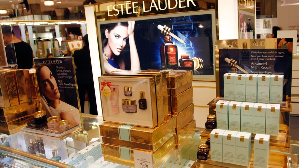 Kosmetikföretaget Estée Lauder faller i förhandeln på New York-börsen. Arkivbild.