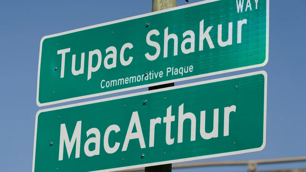 En gatusträcka i Oakland, Kalifornien, har döpts om till Tupac Shakur Way, 27 år efter hiphoplegendens död.
