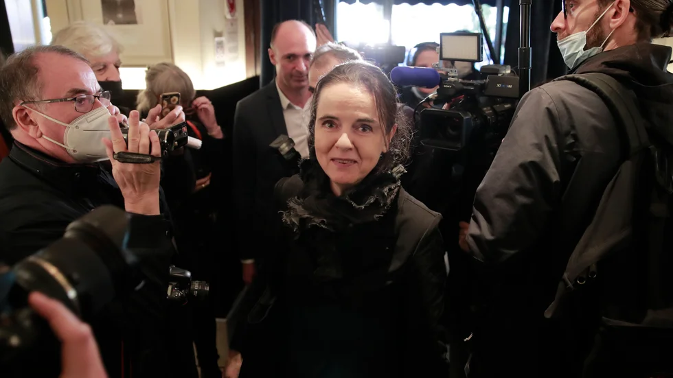 Nu kommer Amélie Nothombs prisbelönta "Första blodet" om hennes pappa, den kända diplomaten Patrick Nothomb, på svenska.