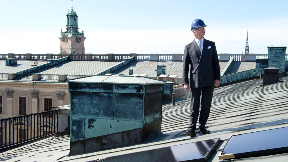 Solceller ska enkelt kunna installeras på både slott och koja. På bilden ses kung Carl XIV Gustaf som inspekterar solcellerna på slottets tak.