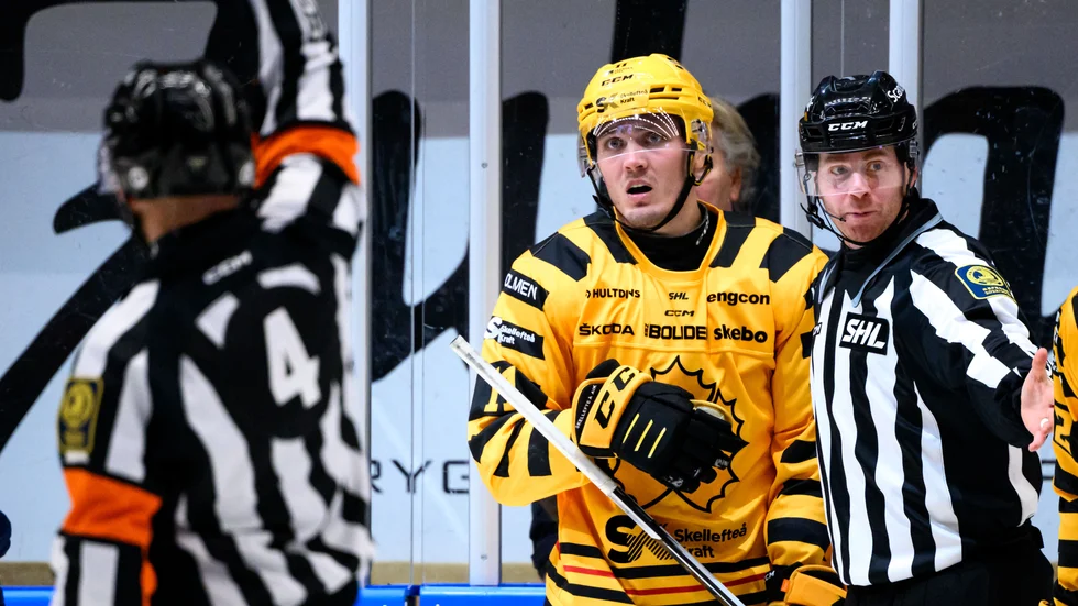 Max Lindholms säsongsinledning har varit vass, men i matchen mot HV71 hade forwarden det tufft och drog på sig en kostsam utvisning.