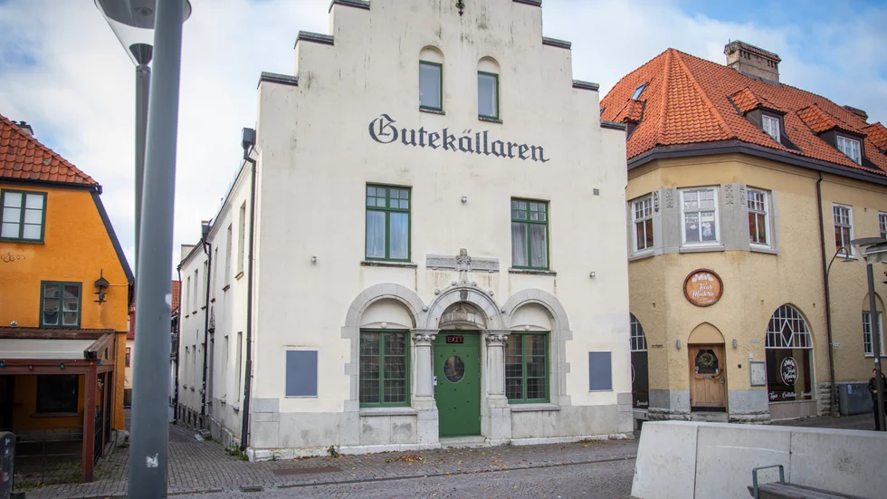 En man döms nu för våldsamt motstånd efter att ha stretat emot när ordningsvakter försökte avlägsna honom från Gutekällaren. 