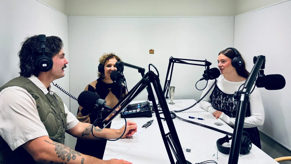 Felix Olsson, Catarina Nitz och Malin Johansson spelar in ett avsnitt av podden Nöjessvepet Eskilstuna.