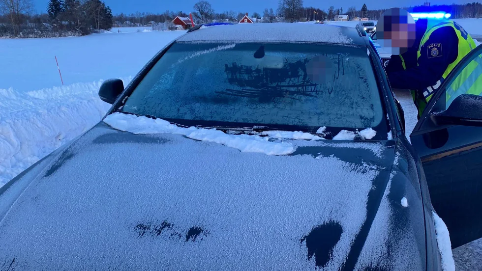 När polisen stoppade den 27-årige föraren var denne i färd med att försöka skrapa bort isen från insidan av vindrutan. (Bilden är hämtad ur förundersökningen.) 