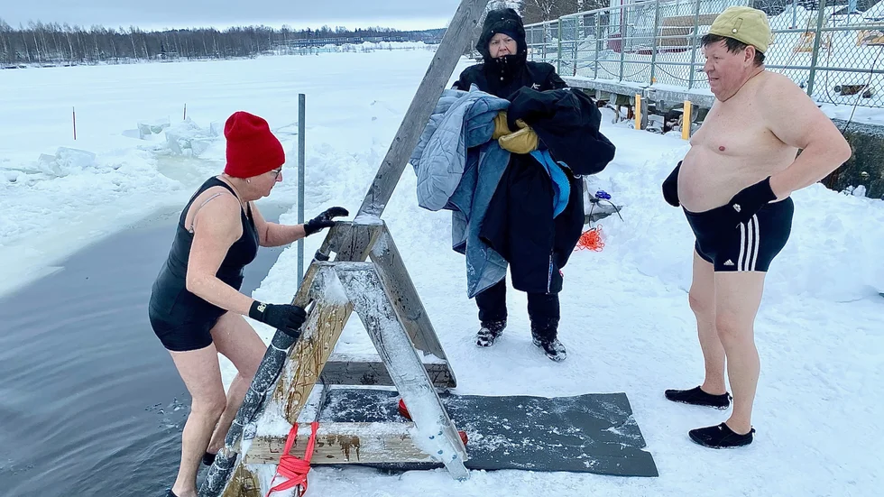 Badbyxor och baddräkt i iskalla januari? Ingen match för Yvonne Wahlberg och Jarkko Enqvist när det är dags att gå ned i isvaken i Skellefteälven. Elisabeth Nyström Johansson är redo med räddningen efter badet: kläder, alltså. 