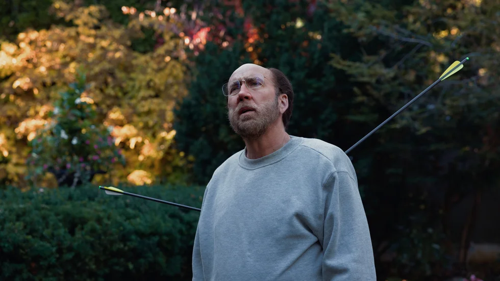 Den anspråkslöse universitetsläraren Paul (Nicolas Cage) börjar i skruvade "Dream scenario" att dyka upp i främlingars drömmar.