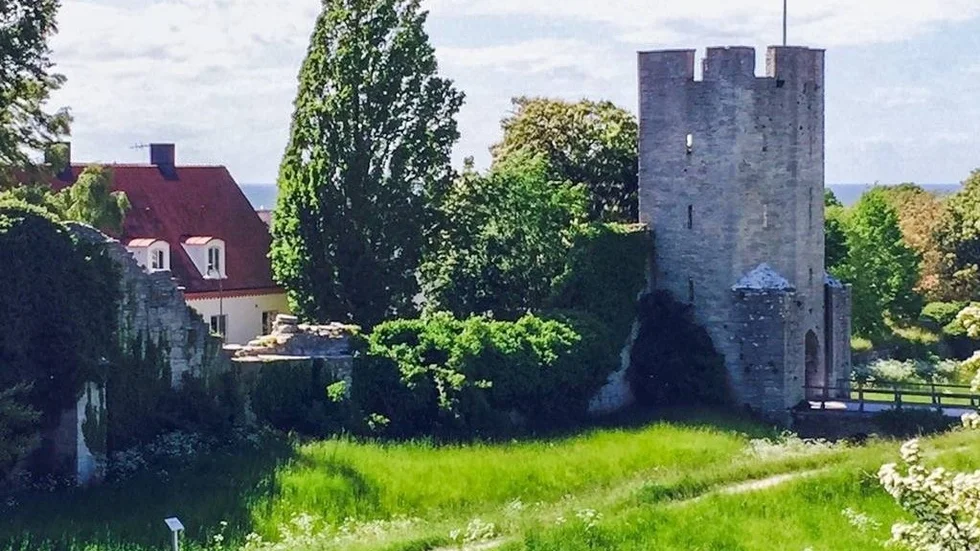 Fastigheten Silverhättan 10, som ligger strax innanför Visby ringmur och Nordergravar, är till salu för 23 miljoner kronor.