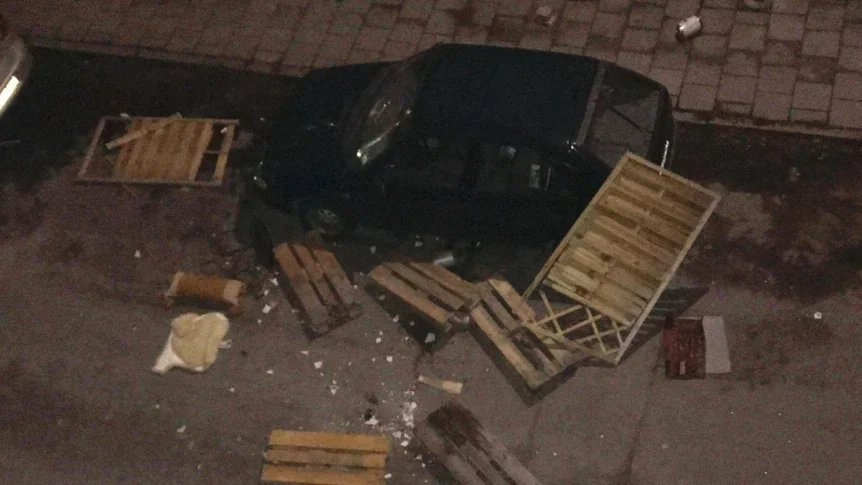 En man i 30-årsåldern döms för att ha kastat bråte från en balkong. Bild från polisens förundersökning.
