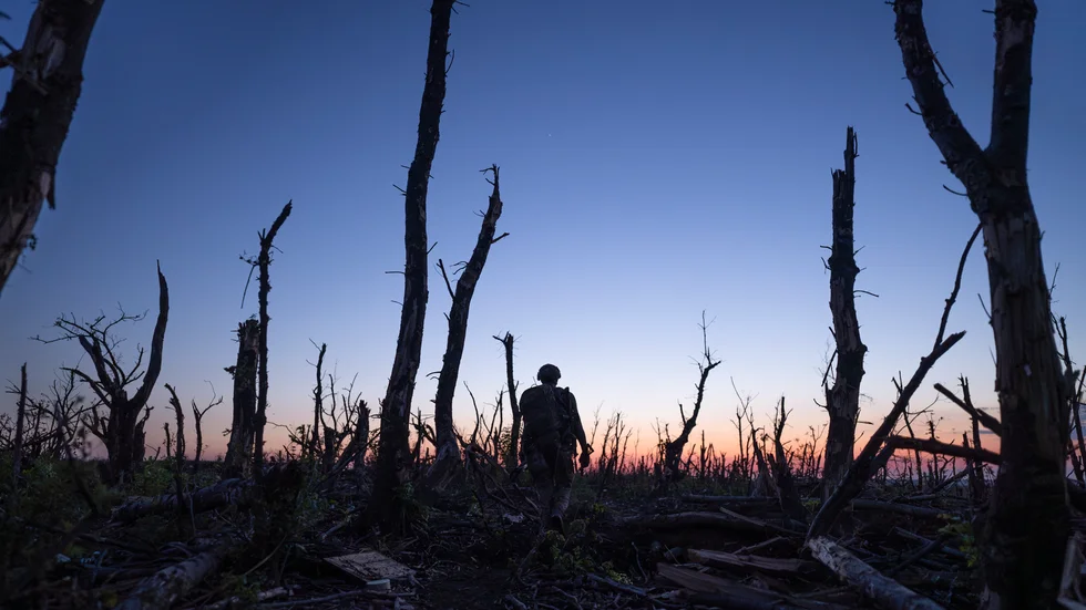 En ukrainsk soldat går genom en nedbränd skog i närheten av Andrijivka vid fronten i östra Ukraina, den 16 september förra året.