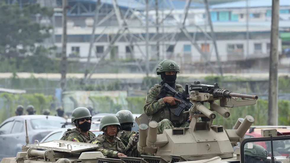 Militär i Ecuador går in i säkerhetsfängelse i Guayaquil för att omhänderta en fängslad gängledare.