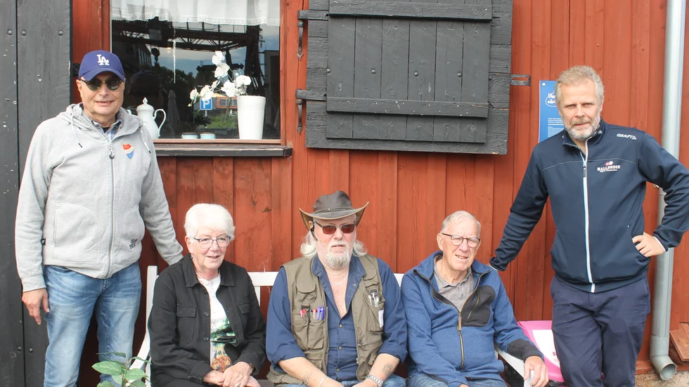 Årets Hantverksmarknad i Motala närmar sig. Från vänster Hans Lövgren (suppleant i Föreningen för Hantverksmarknaden i Motala), Anne-Marie Gehlin (suppleant och lotteriansvarig), Göran Gerkman (knalleansvarig) samt Bo Lövstedt (ordförande). Längst till höger står Thomas Isaksson från Mallboden Cafe & Vandrarhem. 