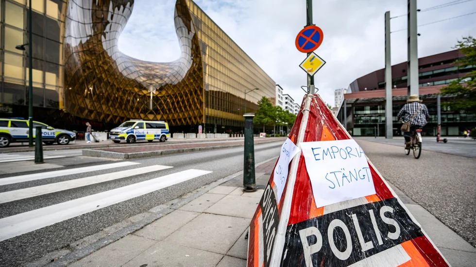 Den 19 augusti förra året sköts en 31-årig gängledare till döds på köpcentret Emporia i Malmö och en kvinna träffades av skott i ryggen. Nu börjar rättegången. Arkivbild.