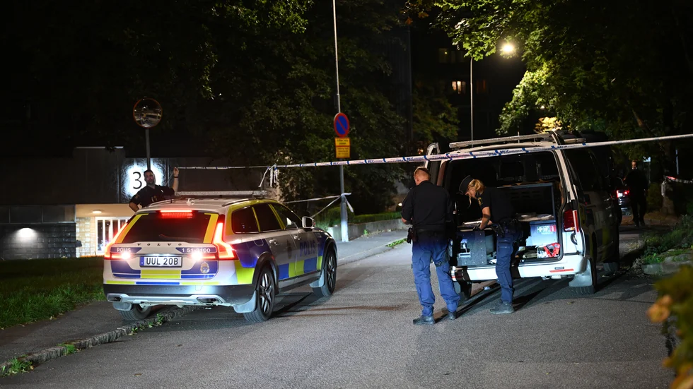 En stor polisinsats pågick under natten till måndagen i Västra Frölunda efter det att en ung man hittats skottskadad.