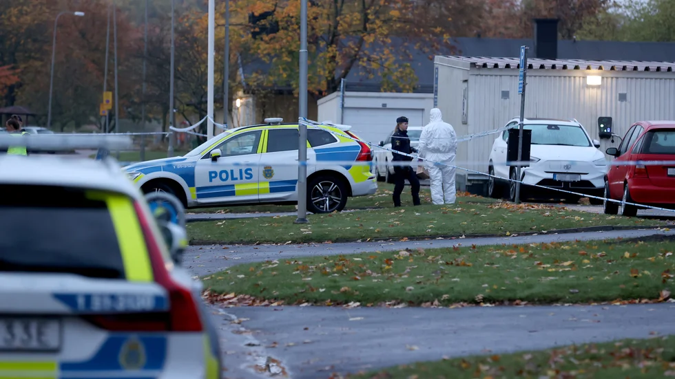 Poliser på plats efter att taxichauffören skjutits till döds i Bergsjön i Göteborg.