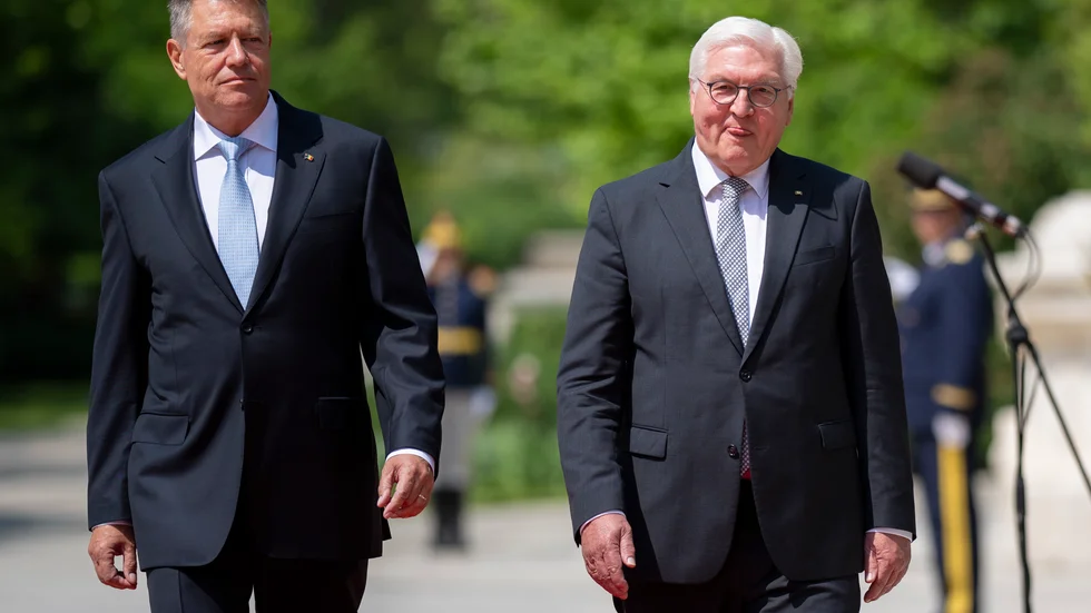 Rumäniens president Klaus Iohannis (till vänster) med Tysklands president Frank-Walter Steinmeier. Arkivbild.