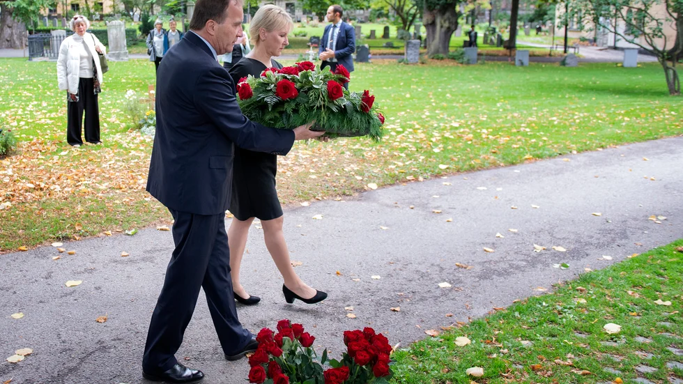 Insändarskribenten nämner Lindhs bortgång i sin text. Här ses statsminister Stefan Löfven och utrikesminister Margot Wallström lägger en blomkrans på Anna Lindhs grav, 2003.