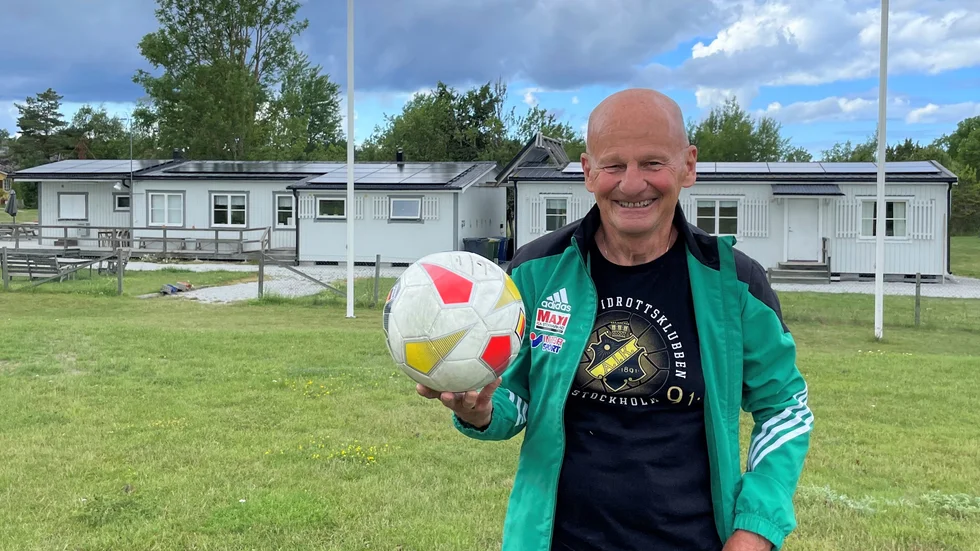 Snäckersvallen i Kappelshamn är Berra Sandströms andra hem. Han bor för övrigt granne med Snäckersvallen och ofta hamnar bollarna inne i hans trädgård.