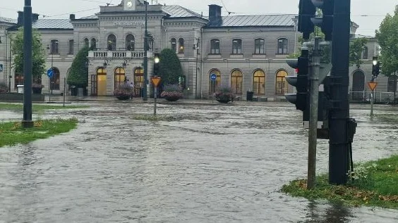 Översvämning framför Resecentrum i Norrköping.