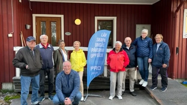 PRO Malmbergets styrelse samlad framför Träffpunkten Gläntan.