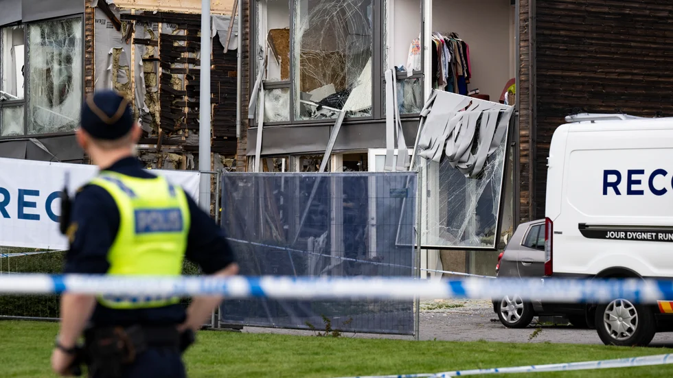 Bomben, som var tillverkade av en microvågsugn som fyllts med sprängdeg, placerades ut av den 23-årige Luleåbon på uppfarten till ett radhus i Fullerö norr om Uppsala. En 24-årig kvinna avled i sprängdådet som påstås ha en koppling till gängkriget i Mellansverige.
