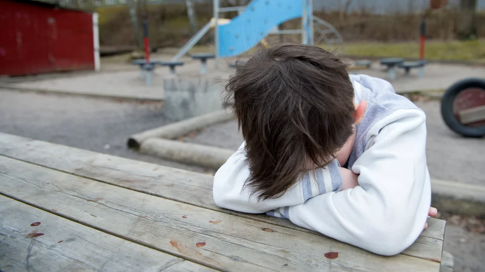 Den trygga 11-åringen, som älskade att gå till skolan och träffa sina kompisar är numera en otrygg kille som har börjat utveckla ångest och depression för att han tvingas gå till den skola där han hela tiden blir trakasserad på olika sätt, skriver en mamma.