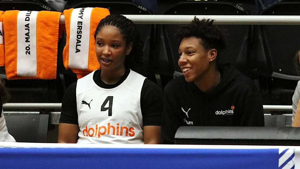 Äntligen på plats. Kiara Smith (tll höger) landade i fredags och fick nya lagkamraterna (bland annat Stella Johnson) spela mot Luleå.