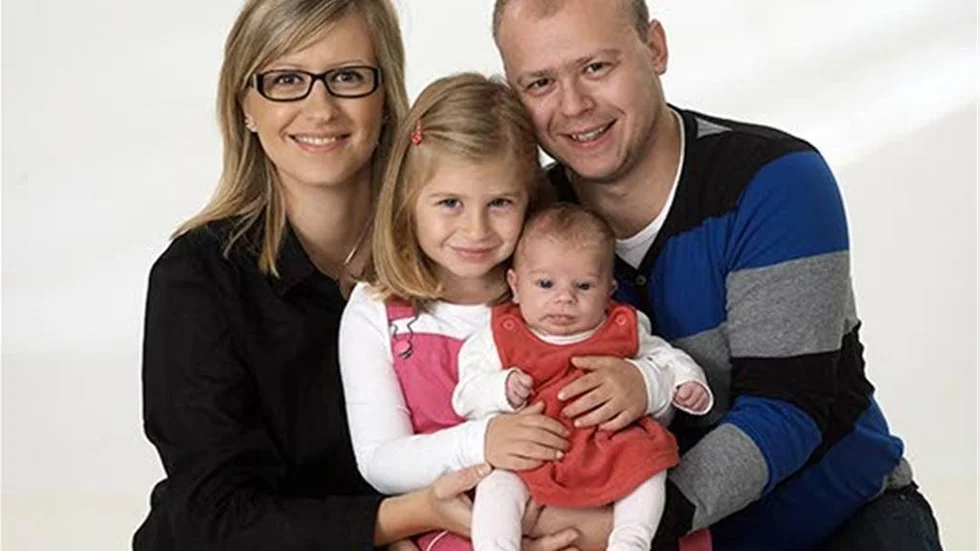 Elvedina och Adnan Somic, Motala, fick den 19/8 dottern Isabella. Längd 51 cm, vikt 3 390 g. Storasyster heter Enissa, 4, 5 år. Foto: Studio Liverpool & Dacke