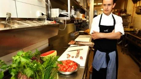 KOCK. Joakim Pettersson har gjort en smet på pilgrimsmussla inlindad i en skinka som han satt ihop med melon och ramslök.