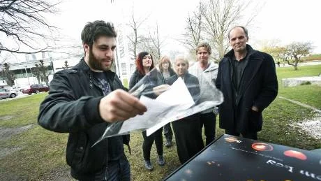150 ljuslyktor. Rabi Afram, studenternas general för valborgsfirandet, tar fram en av de 150 ljuslyktor, kallade Khom Loy, som ska släppas upp på måndag kväll. I bakgrundes ses Angelica Nilsson, Felix Thålin, Josefine Eriksson, Gustav Staf Rydén samt Roger Hammarström.
