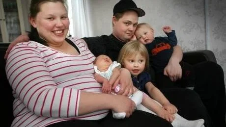 Familjen samlad igen. Mamma Natalie Sternhag och pappa Tobias Eriksson pustar ut tillsammans med barnen Thindra och Theo och lilla, alldeles nyligen namngivna, Tuvalie, efter en mycket dramatisk start. FOTO: TOBIAS WALLSTRÖM