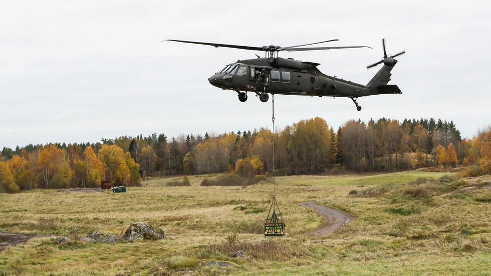 Även helikopterflottiljen visade vad de kan bidra med. HÄr levererar de utrustning till ingenjörstrupperna. 
