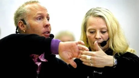 Danskonsulenten och tävlingsdansaren Kenneth Nordström lärde ut stegen. Här med sin assistent Anneli Blom.