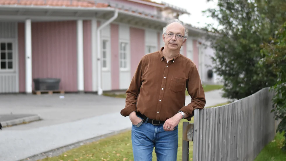 Författaren och journalisten Arne Müller har i flera böcker granskat samhällsutvecklingen i norra Sverige, bland annat ”Norrlandsparadoxen” (2015). Nu är han ute och berättar som sin senaste bok ”Norrsken – drömmen om den gröna industrin” och häromkvällen besökte han Norsjö.