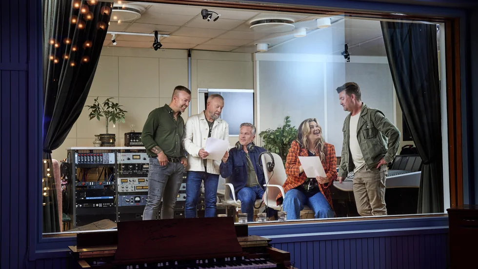 Två musikaliska världar möts på vägen fram till jul i årets "Christmas Night" med Arvingarna och Linnea Henriksson.