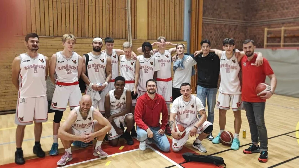 De två tränarna i Nyköpings Basket fick stå vid sidan av planen den här gången, en licens saknades.