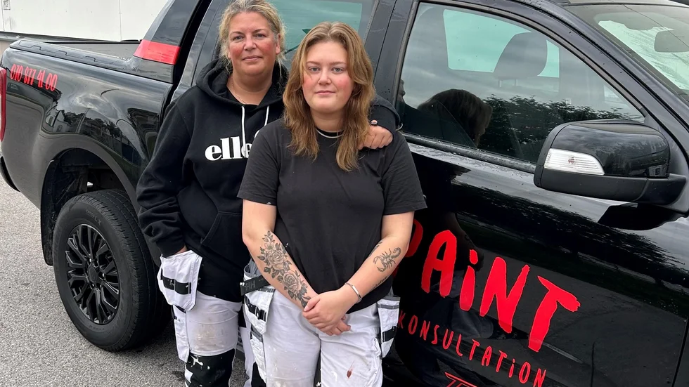 
Emma Ålander (till vänster) driver firman Wall & Paint på egen hand men har haft dottern Elsa anställd över sommaren. "Drömmen vore att hon ville stanna kvar", säger Emma Ålander. 