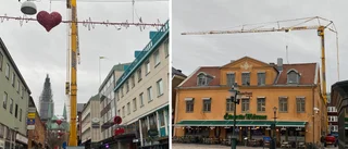 Här är jättekranen uppställd mitt på Ågatan – stängdes av