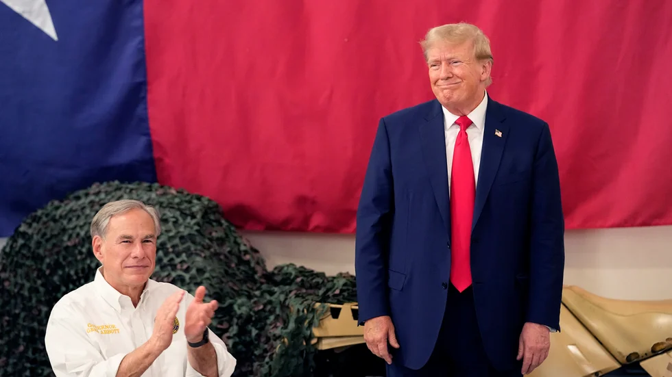 USA:s expresident Donald Trump tillsammans med den republikanske partikollegan och Texasguvernören Greg Abbott (till vänster) nära den amerikanska gränsen mot Mexiko på söndagen.