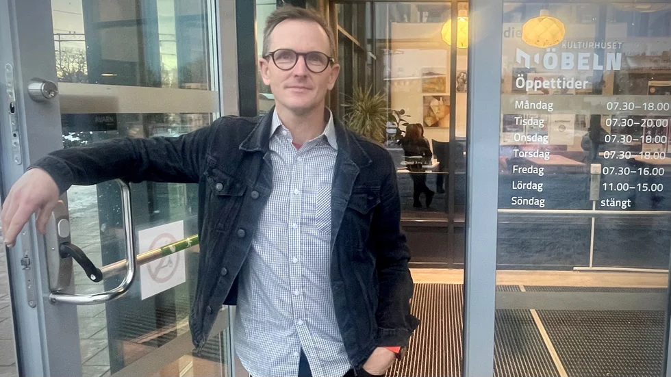 Fredrik Westergren, chef för Kulturhuset Möbeln, vill inte ha ordningsvakter i lokalen.