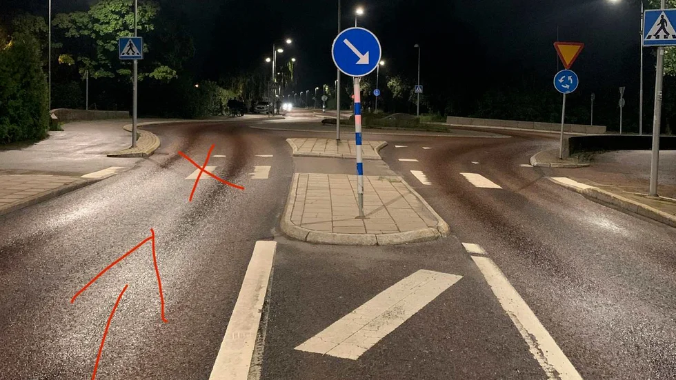 Bilden visar den påkörda polisens egen skiss över i vilken riktning mopeden körde och var polisen själv stod. Polisbilen stod parkerad i den högra körbanan.