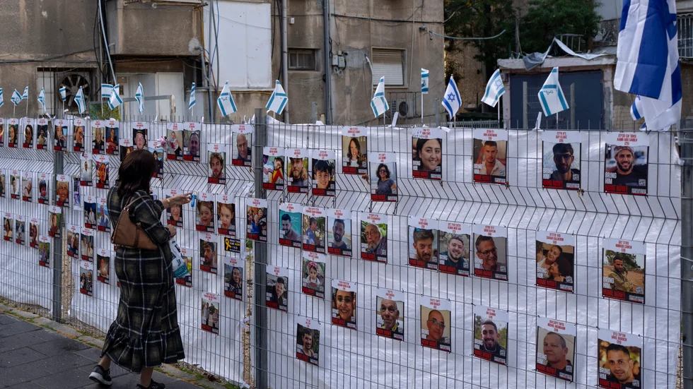 Foton på israelisk gisslan som hålls i Gaza sitter på ett stängsel i Ramat Gan i Israel.