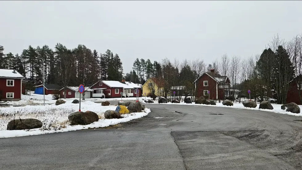 Där lastbilar tidigare kunde parkera står nu stora stenbumlingar.