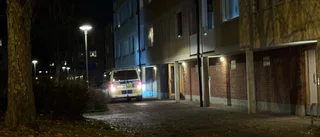 Ung man påträffad misshandlad i bostad