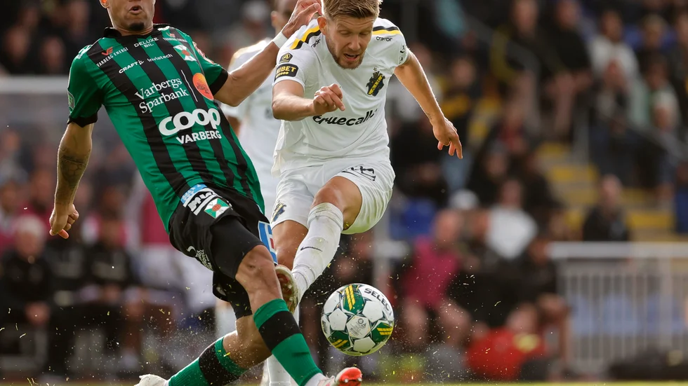 Hemvändande Anton Salétros (i vitt) var inblandad i båda AIK:s mål i 2–1-segern mot Varberg.
