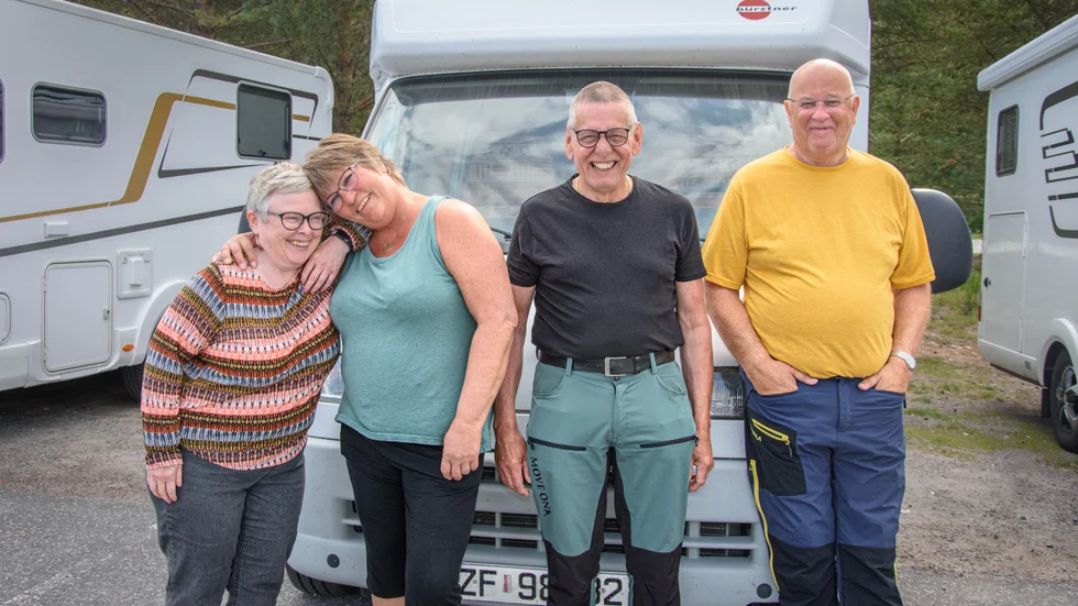 Gunneva Gundersen, Lilian Ganst, Stig Arne Bertheussen och Svein-Kåre Ganst väntar på det övriga ressällskapet som är och handlar. De har tillbringat många somrar i Norrbotten. Nu är de på väg söderut och värmen. Då är de svenska vägarna att föredra. Inga bomavgifter och bättre kvalité på vägarna.