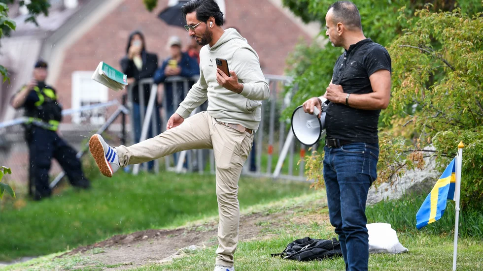 Koranaktion utanför Iraks ambassad i Stockholm under torsdagen.