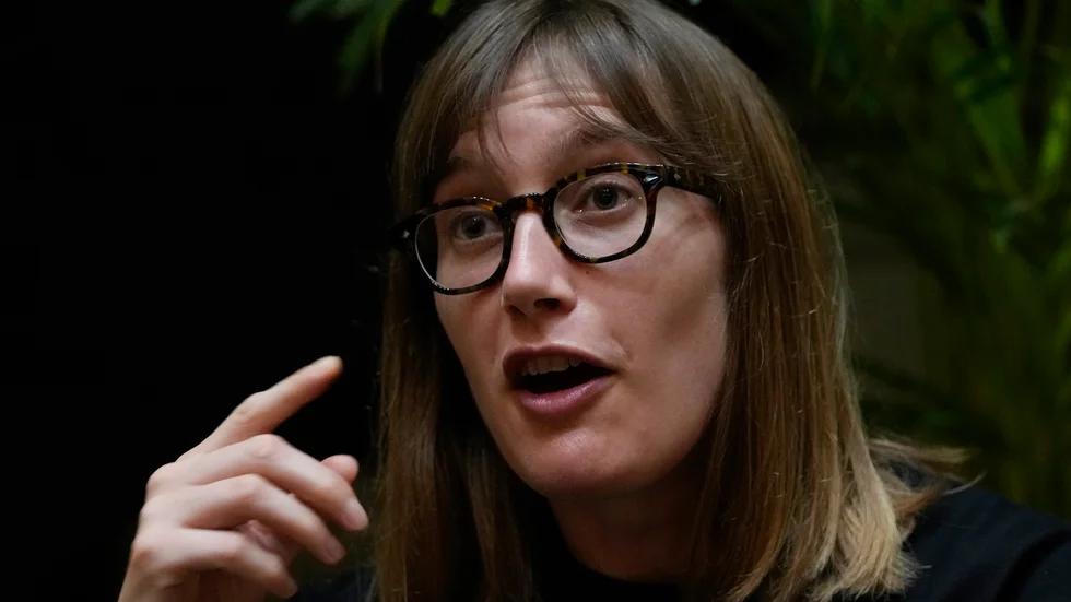 Sarah Leslie såg den 23-årige amerikanske soldaten springa över gränsen till Nordkorea på tisdagen. Hon trodde inte att det var allvar tills hon hörde en soldat säga "Hämta den där killen".