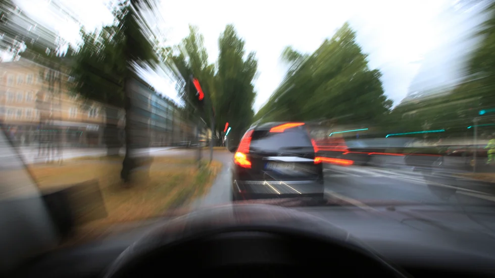 En vinglig färd med punkterat däck ledde till att föraren, en man i 75-årsåldern dömdes för grovt rattfylleri. Nu vill han ha tillbaka sitt återkallade körkort.