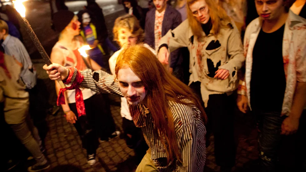 Zombien är vanlig i skräckfilmer och spel. Bilden är tagen i samband med att deltagare klädde ut sig till zombier för att gå zombievandring i Katrineholm tillsammans.